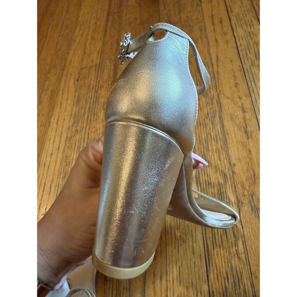 Stuart Weitzman Sandal Size 8 B Nearlynude Gem Buckle Gold GUC - Picture 13 of 14